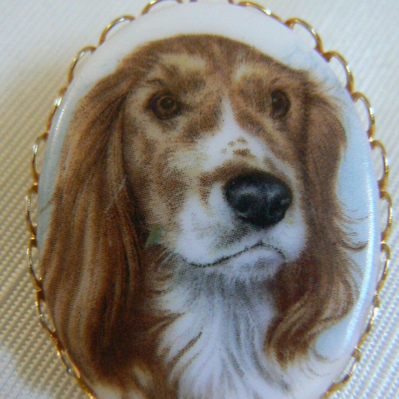 GOLD TONE METAL PORCELAIN SETTER DOG PICTURE PIN BROOCH - Picture 1 of 3
